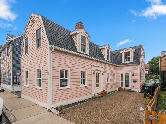 4Br Historic Home • Minutes 2 Downtown Salem • Parking