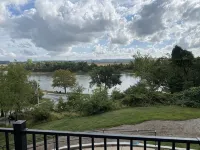 Quaint house on the bluffs overlooking the  scenic Missouri River. - Wi-Fi