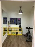 Bright Vibes Home- Sleeps 8- 1 Block to University- Pacman, BBQ, Indoor Gym - Gym