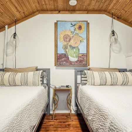 Cozy & Charming 3-bedroom cottage in Springfield - Great Location! Pet friendly!