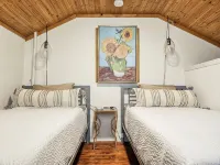 Cozy & Charming 3-bedroom cottage in Springfield - Great Location! Pet friendly! - 4-Star