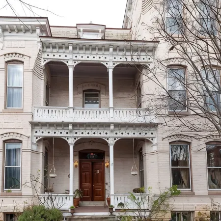 Sunny, Downtown, Roomy Apt/Free Parking/Sleeps 5!