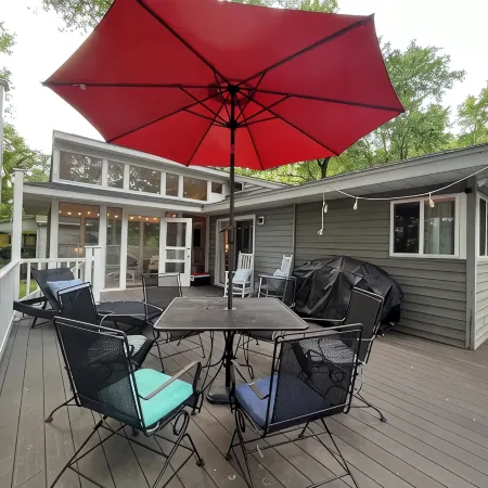 Cozy, Bright Beach Retreat In The Woods (Great for Pets & Kids