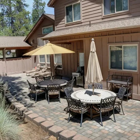 Premier Luxury Home with 6 Br/7 BA, Hot Tub, Game Room, Sharc Passes, A/C