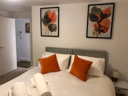 Stylish Central Penthouse: Free Parking & Wi-Fi - Homestay