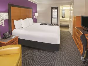 Howard Johnson by Wyndham Sacramento Downtown