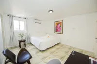 Pulse Rooms at Trafalgar Hotels near National Heroes Park