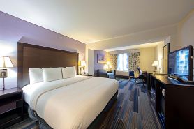 La Quinta Inn & Suites by Wyndham Springfield Airport Plaza