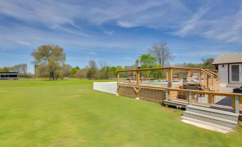 Grapeland Farm Retreat w/ Pool, Grill & Fire Pit