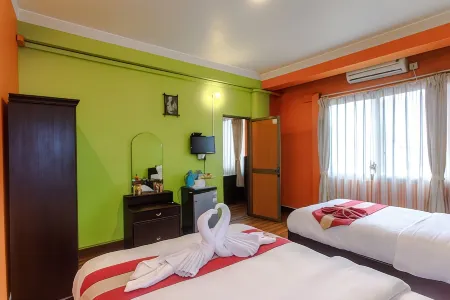 Hotel Nepalaya Отели рядом с достопримечательностью «Trailokya Mohan Narayan Temple»