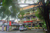 RedDoorz @ Jalan Pramuka Manado Hotels in Sario