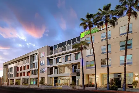 Holiday Inn Express & Suites Glendale Downtown