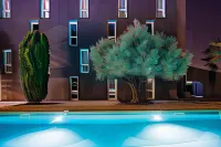 PoMo Hôtel & Restaurant - Pools