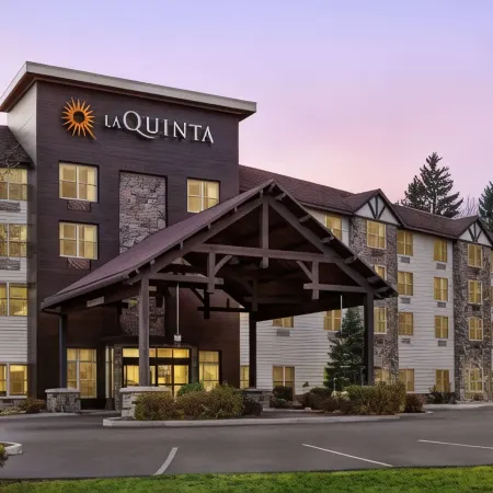 La Quinta Inn & Suites by Wyndham Lake George Отели рядом с достопримечательностью «Форт Уильям Генри»