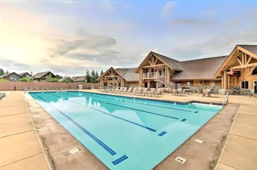 Snowshoe Inn - King Master - Hot Tub - Fire Pit - Trails - Community Pool