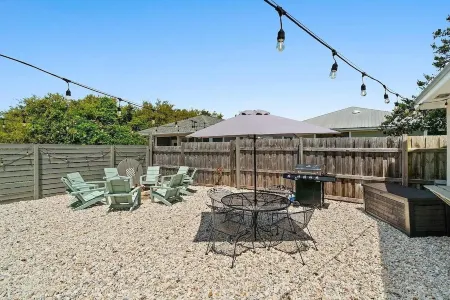 Summer Bliss! 1 Block to White Sand Beaches & 2 Miles to 30A's Best Shops!