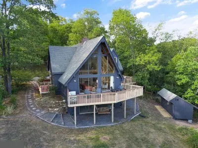 Cozy Chalet in Charming Front Royal with Stunning Views and Refinished Basement! Skyline Caverns附近的飯店