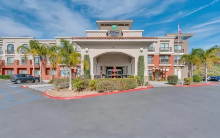 Holiday Inn Express & Suites Lake Elsinore