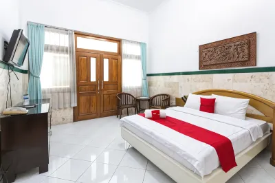 RedDoorz Syariah Near Alun Alun Magelang Bayeman Отели рядом с достопримечательностью «Taman Laut»