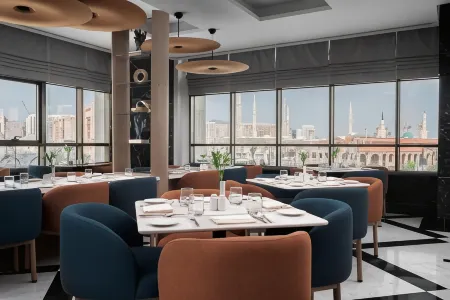 Al Manakha Rotana Madinah Отели рядом с достопримечательностью «Масджид Ал-Киблатейн»