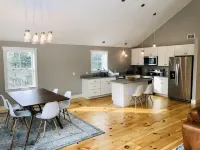 Luxury Treetop Vacation Home in Waterbury Center