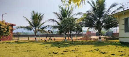 Beach Village Resort Отели рядом с достопримечательностью «Shrivardhan beach/समुद्र किनारा»