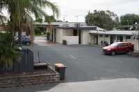 Pioneer Station Motor Inn - parking