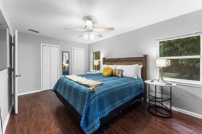 Fun Game Room Getaway: Sleeps 10, pool table, darts, fire pit, pet-friendly Hotels near Publix Super Market at Argyle Village