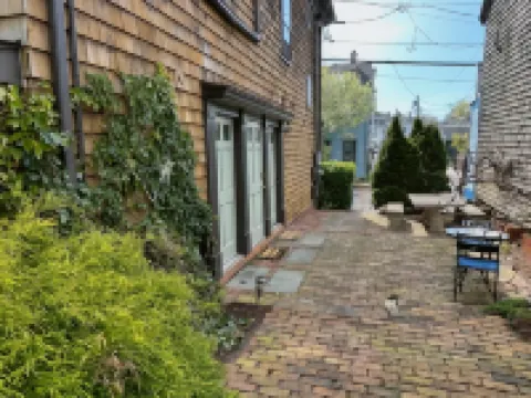 86 Dr Marcus House - Popular Broadway Area