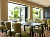 South Lawn Hotel