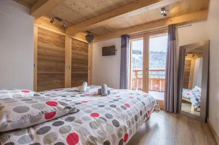 *Le Chalet J* summer 8 travellers / winter 6 travellers