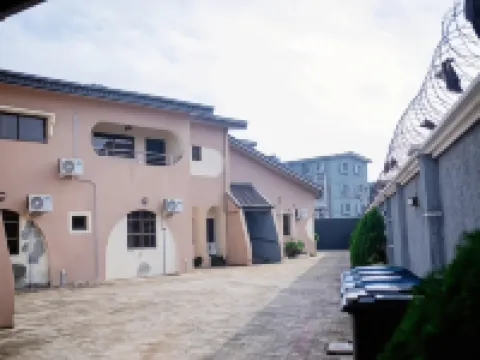 สกายร็อค โฮเทลส์ อ็อกบา โรงแรมในOjodu