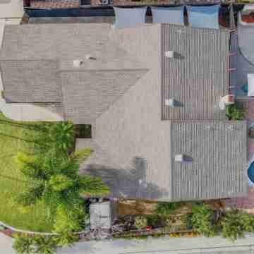 Charming Coastal Escape: Resort-Style Walk-in Spa Hotel Exterior