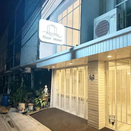 River Home Bangkok Отели рядом с достопримечательностью «Христианская школа Эссампшн»