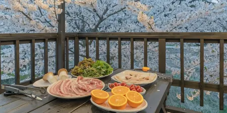 Taean Cinema Pension Отели рядом с достопримечательностью «Kkotji Beach»