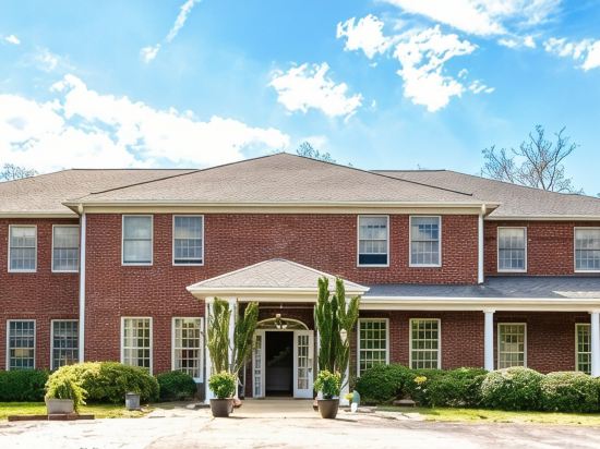 10 bedroooms/baths, 4 mi from VT