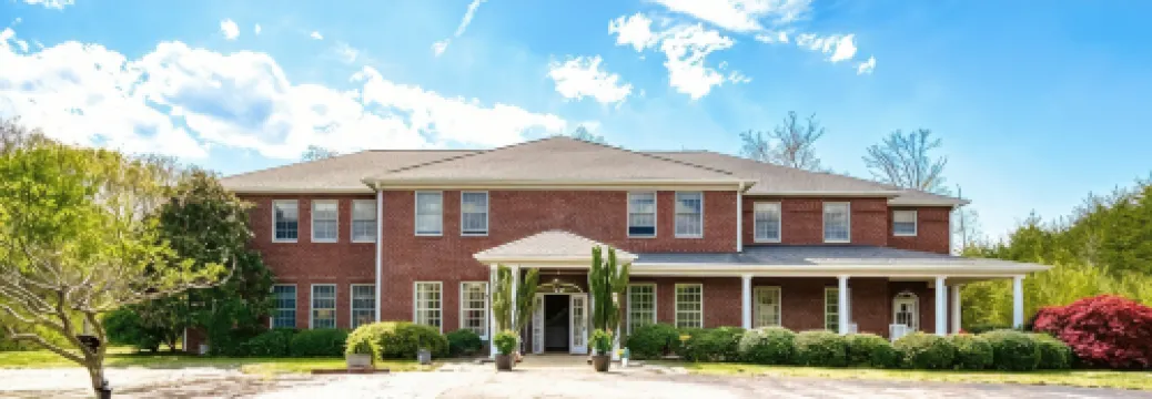 10 bedroooms/baths, 4 mi from VT