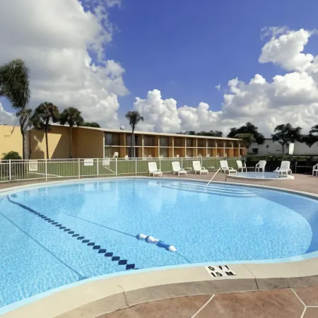 Howard Johnson by Wyndham Winter Haven FL