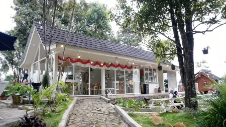 Vila Saieda Green View Отели в г. Jombang Regency