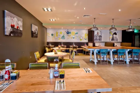 Premier Inn Stevenage Central Отели рядом со станцией Stevenage Railway Station