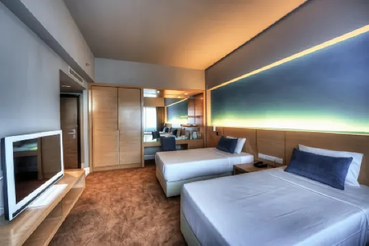 Raia Hotel Kota Kinabalu Отели рядом с достопримечательностью «Танджунг Ару»