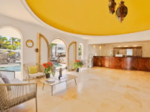 Hotel & Suites El Moro Hotels in La Paz