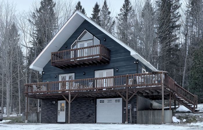 Riders welcome! Gorgeous 3-bedroom house with WiFi in Errol
