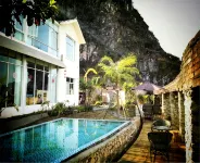 One Chijianshan Boutique Homestay (Xingyi Wanfenglin Branch) - Swimmingpools
