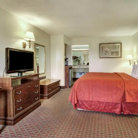 Quality Inn & Suites Clinton - Jackson West