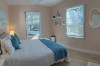 The Peacock Bungalow - Newly Renovated, Heated Pool & Jacuzzi, 5 min to Beach - 4-Star