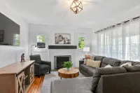 Charming 3-bedroom house with WiFi, AC in beautiful Hendersonville