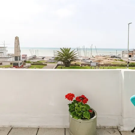 Stunning Beachfront Apartment ベクスヒルのホテル