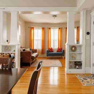 Large 3BR APT w/ enclosed front porch Close to Polar Park, palladium, WPI, DCU Others