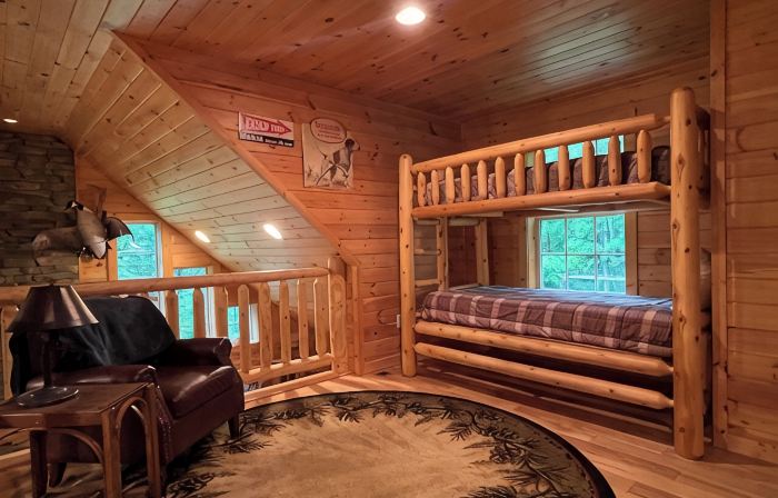 Rustic Log Home, 2 Bedroom with loft, Quiet and Secluded.